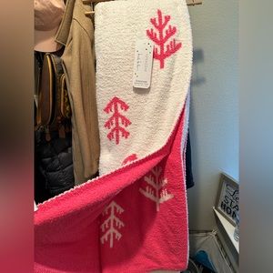 Nicole Miller Christmas hot pink blanket
